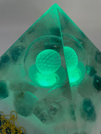 Orgonpyramide mit Fluorit und -beleuchtete "Blume des Lebens" -