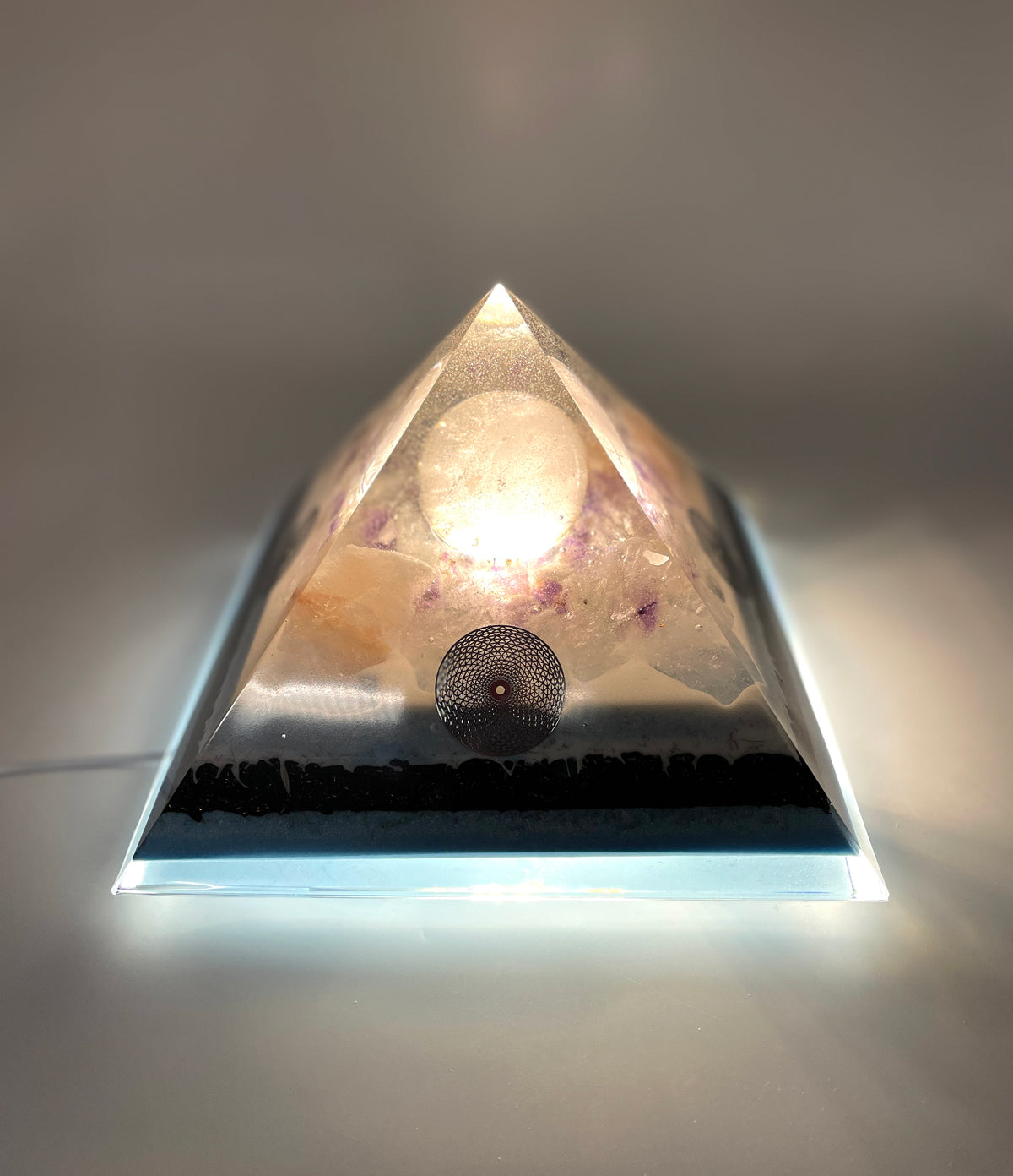 Beleuchtete Orgonpyramide mit Bergkristall - Kugel und rosa Steinsalz / besonderes Einzelstück