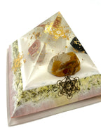 Orgonitpyramide mit Karneol