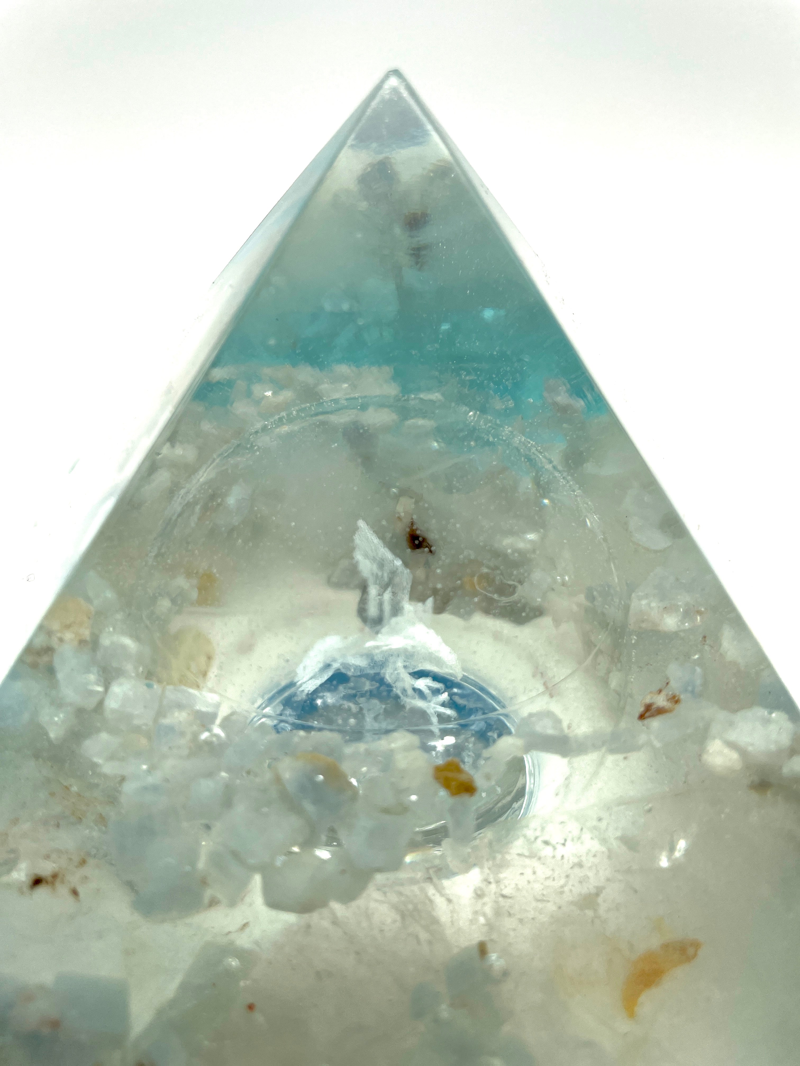 Orgonpyramide mit Blaucalcit und beleuchtetem Adler in Glaskugel