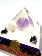 Orgonitpyramide mit Amethyst-Kugel