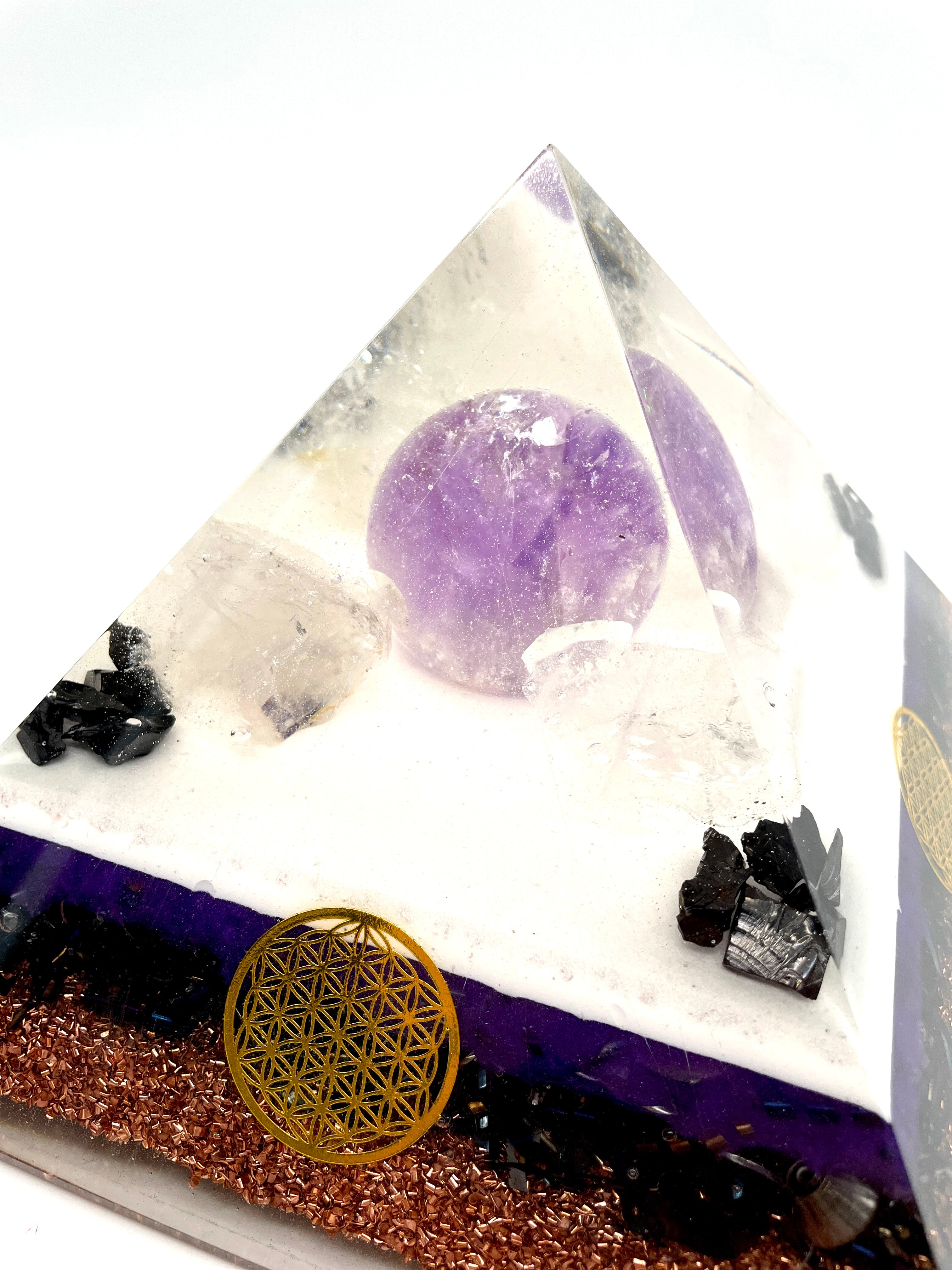 Orgonitpyramide mit Amethyst-Kugel