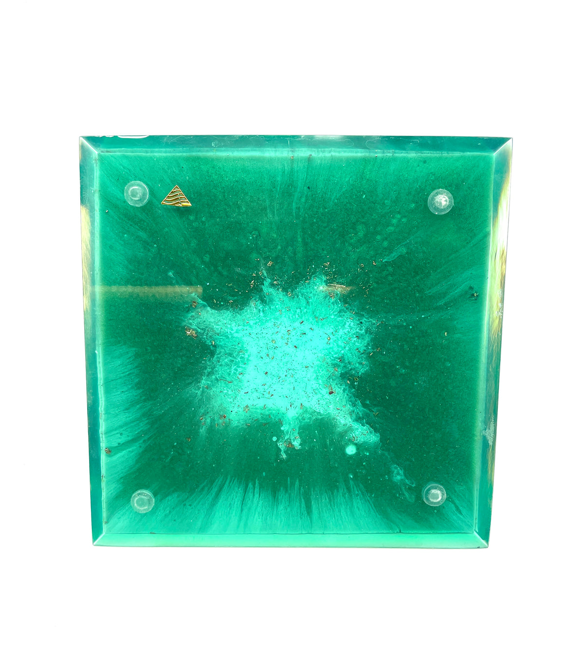 Orgonitpyramide mit Smaragd und Amethyst
