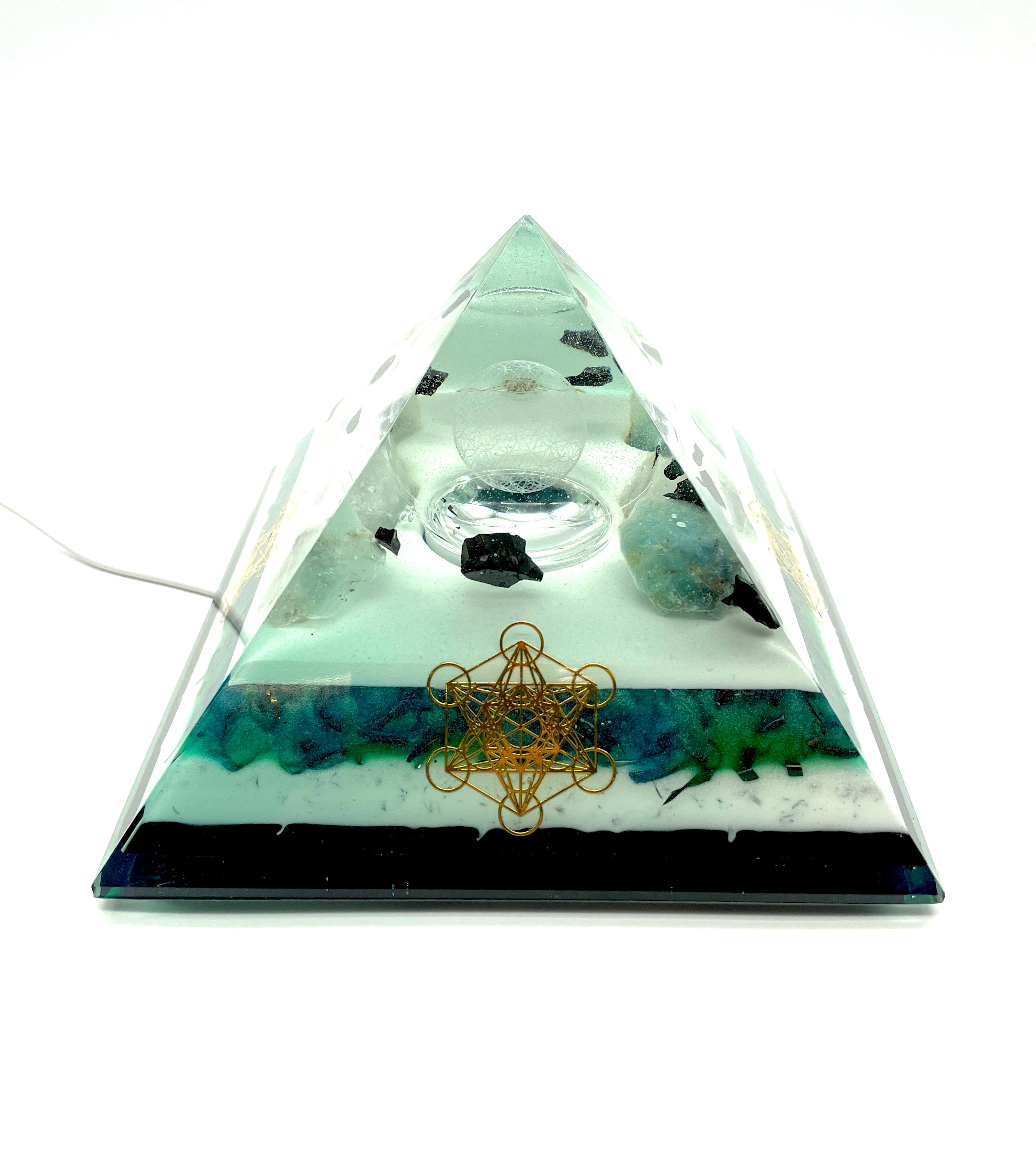Orgonpyramide mit Schwarzwald-Fluorit und beleuchteter "Blume des Lebens"