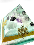 Orgonitpyramide mit Smaragd und Amethyst