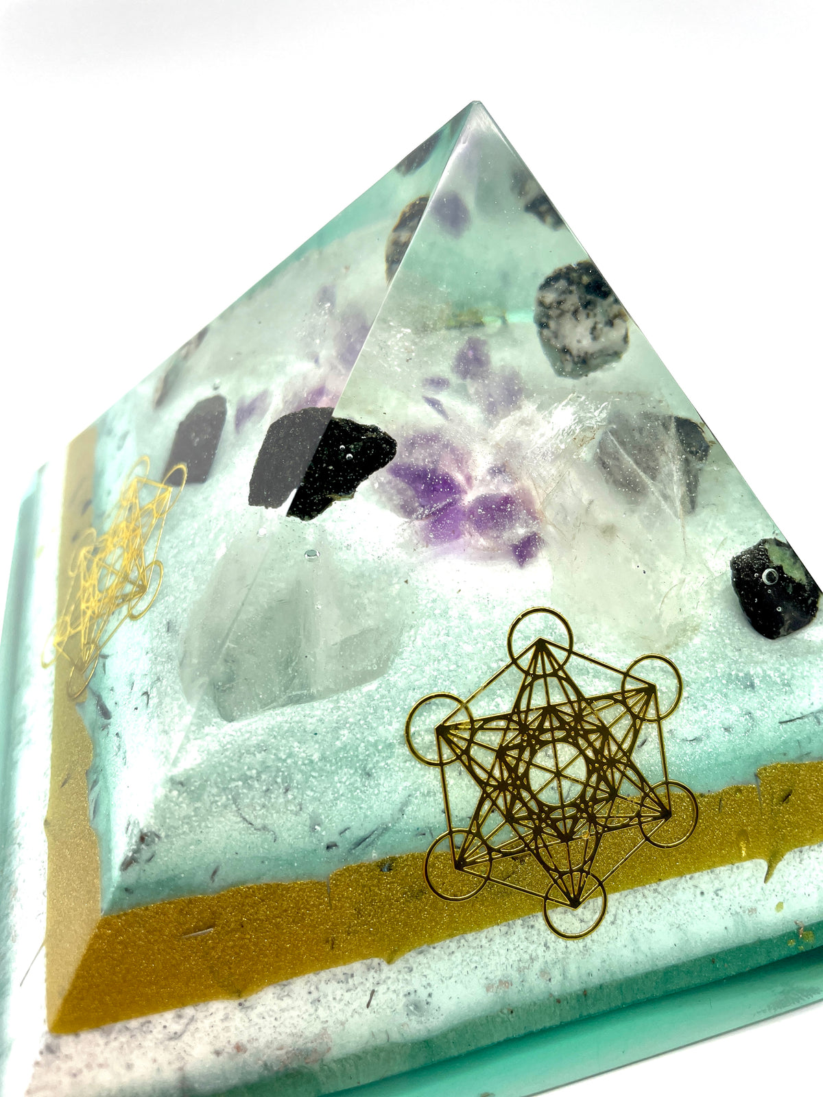 Orgonitpyramide mit Smaragd und Amethyst