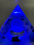 Orgonpyramide mit Schwarzwald-Fluorit und beleuchteter "Blume des Lebens"