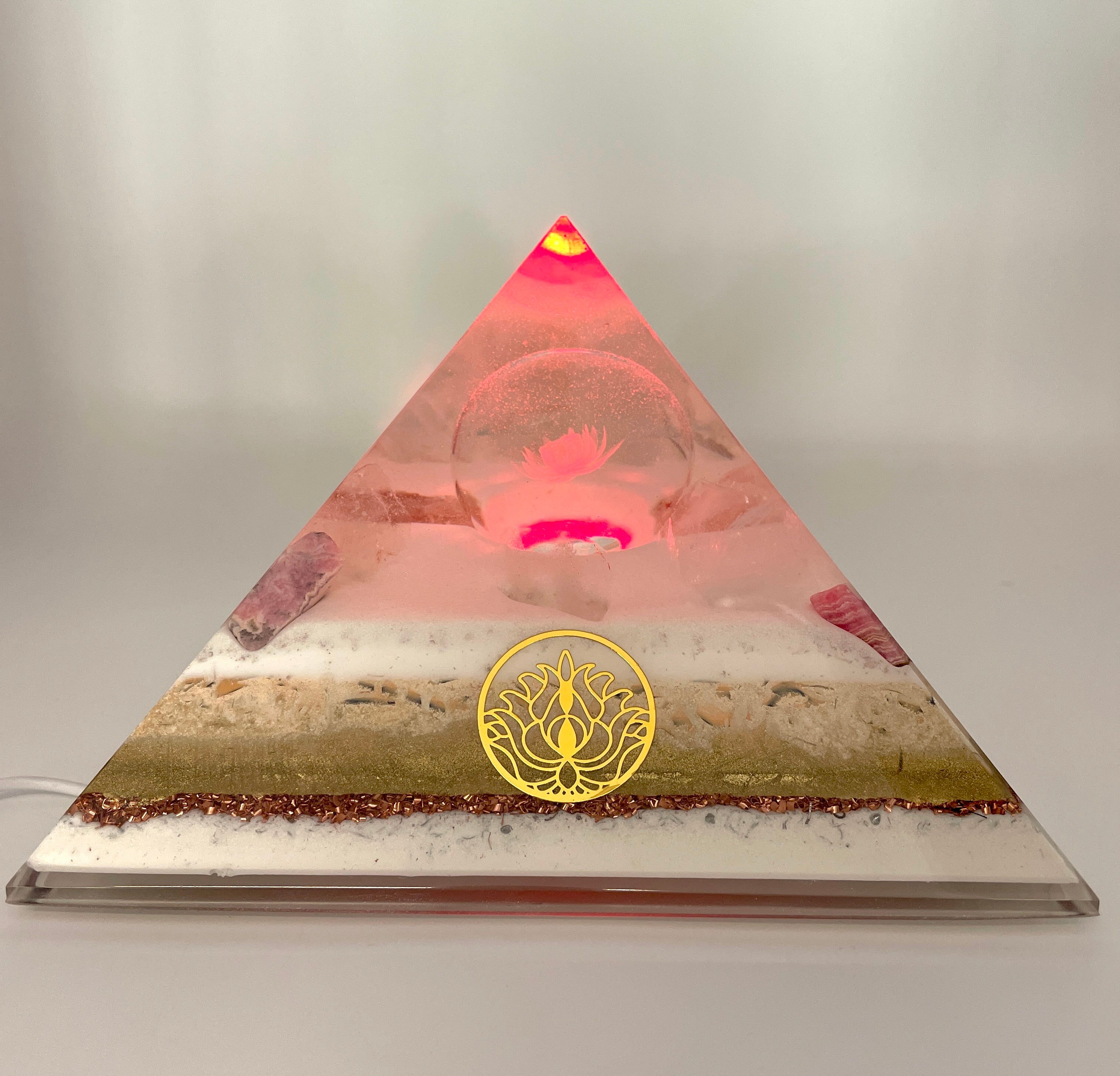Orgonpyramide mit Rhodochrosit & Glaskugel mit "Lotusblüte" und Beleuchtung