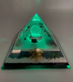 Orgonpyramide mit Schwarzwald-Fluorit und beleuchteter "Blume des Lebens"