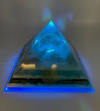 Orgonpyramide mit Blaucalcit und beleuchtetem Pegasus in Glaskugel