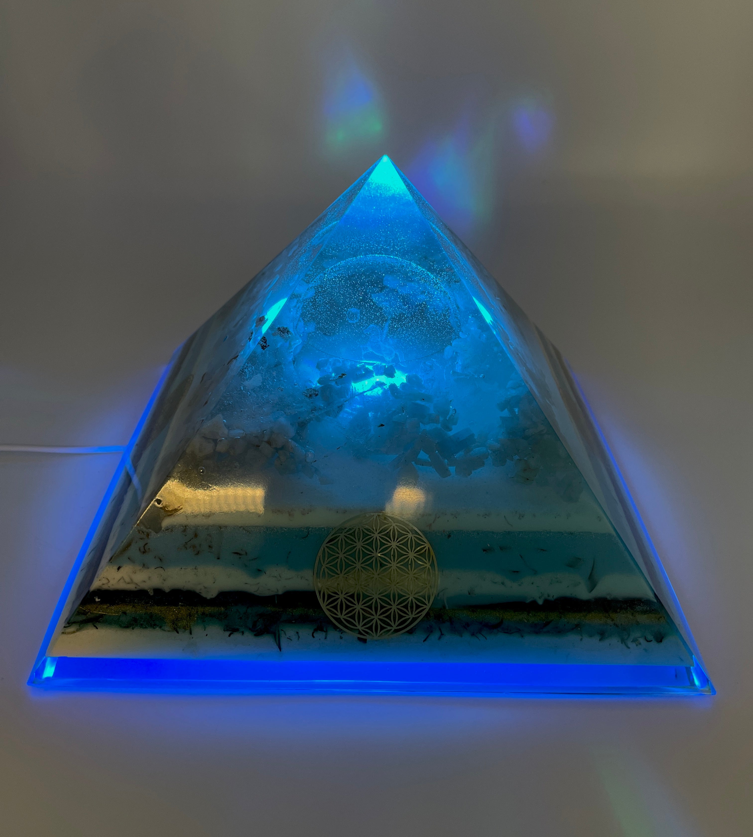 Orgonpyramide mit Blaucalcit und beleuchtetem Pegasus in Glaskugel