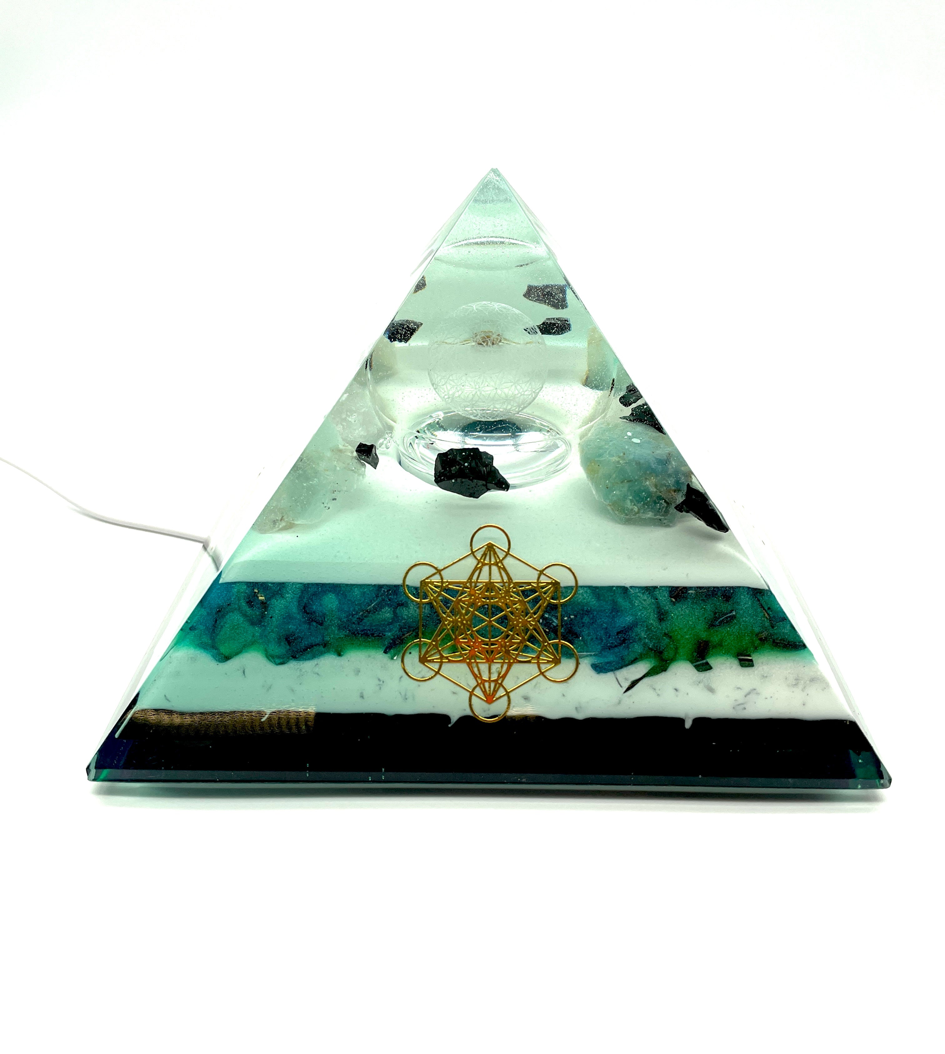 Orgonpyramide mit Schwarzwald-Fluorit und beleuchteter "Blume des Lebens"
