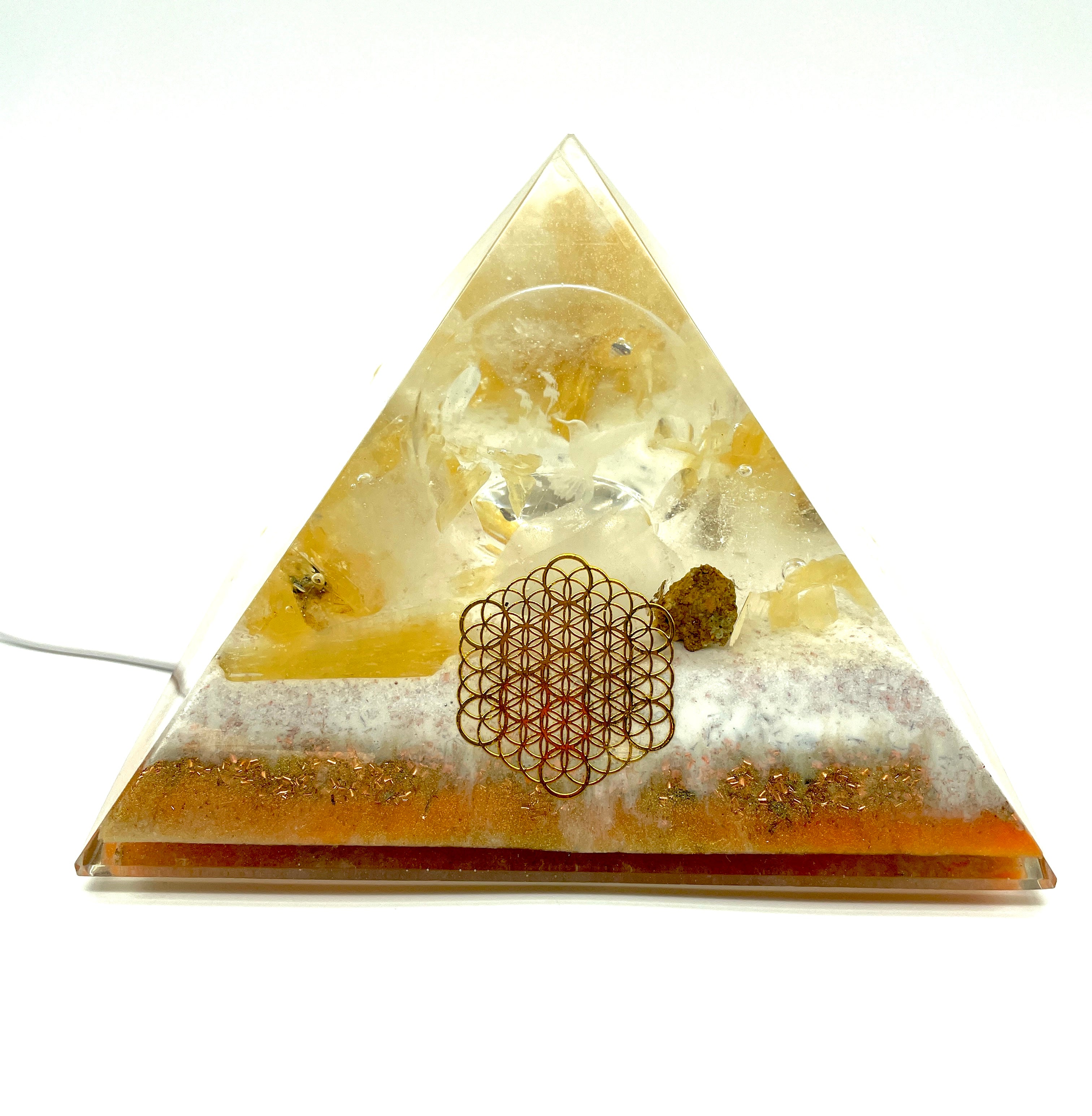 Orgonpyramide mit Honigcalcit und -beleuchteter "Friedenstaube aus Glas"-