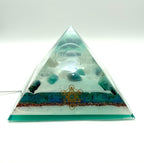 Orgonpyramide mit Fluorit und -beleuchtete "Blume des Lebens" -