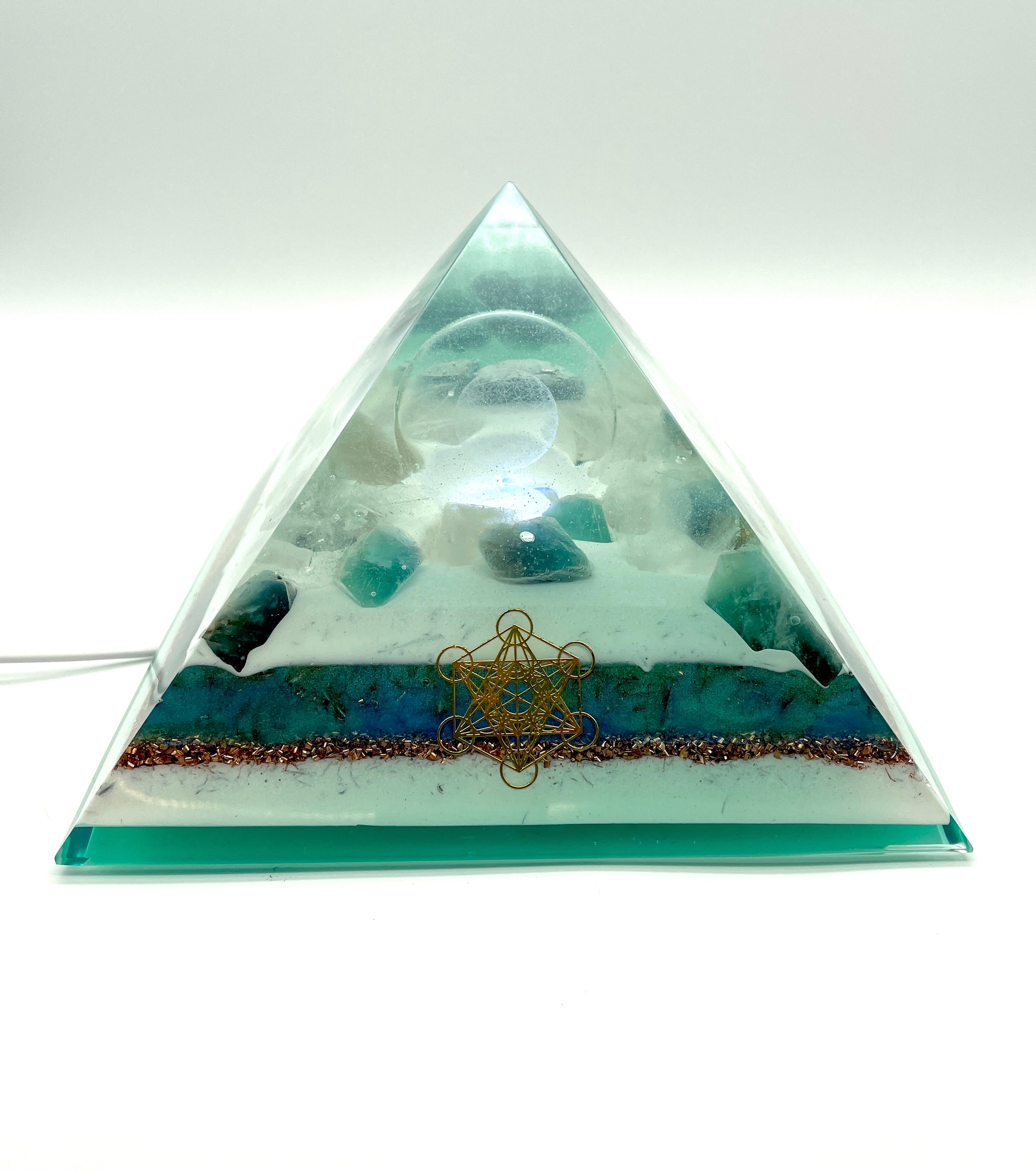 Orgonpyramide mit Fluorit und -beleuchtete "Blume des Lebens" -