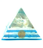 Orgonpyramide mit Blaucalcit und beleuchtetem Adler in Glaskugel
