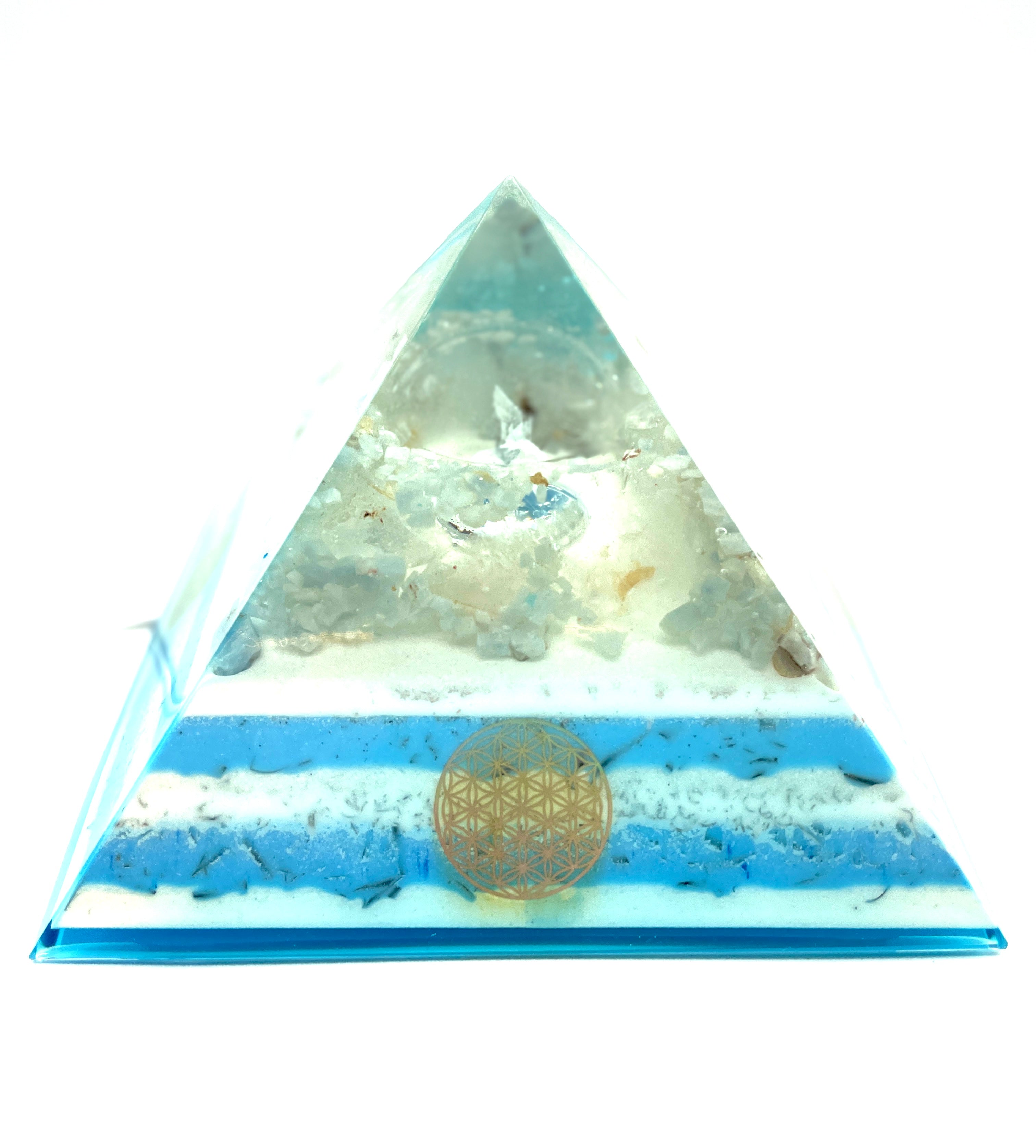 Orgonpyramide mit Blaucalcit und beleuchtetem Adler in Glaskugel
