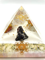 Orgonitpyramide mit Karneol