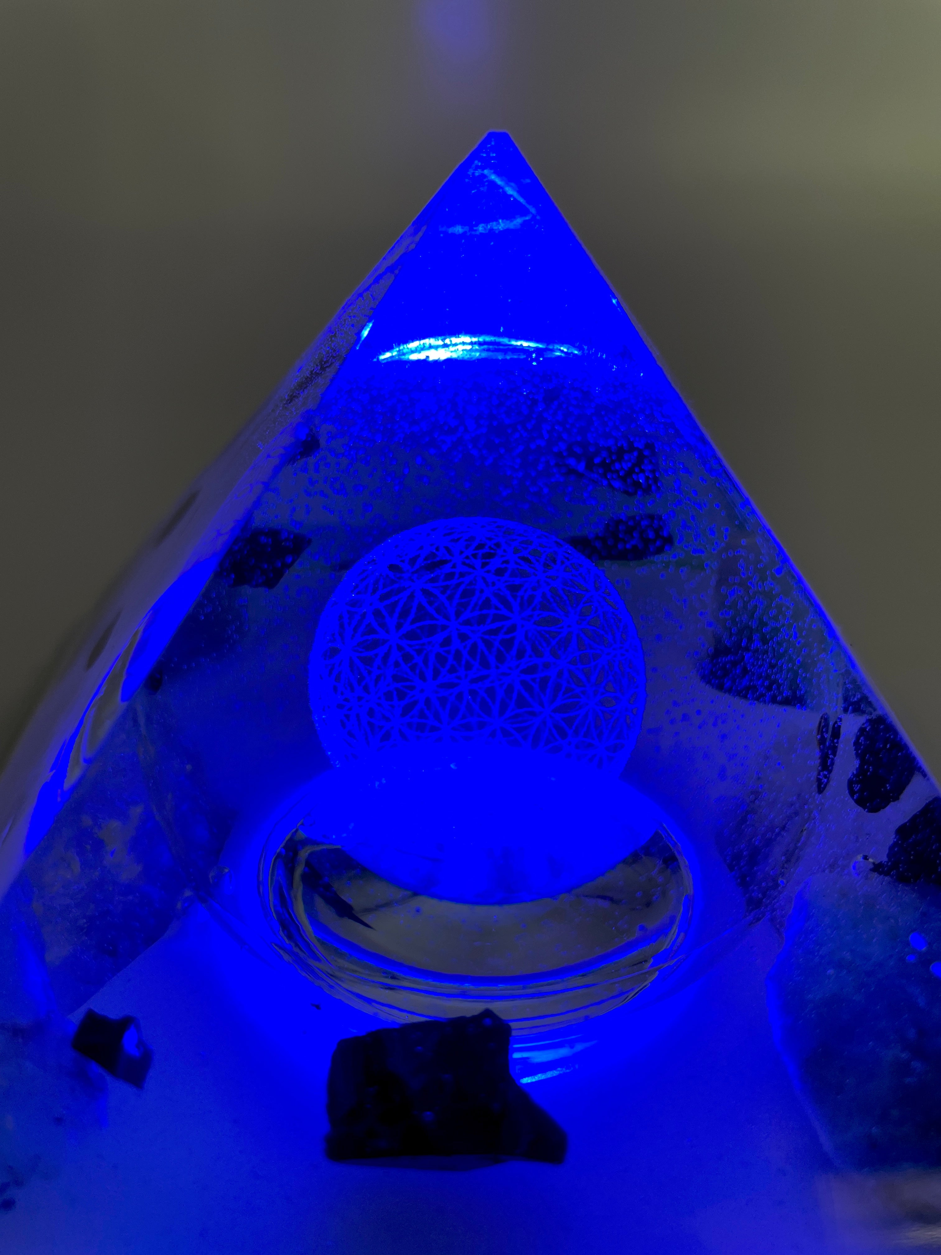 Orgonpyramide mit Schwarzwald-Fluorit und -beleuchteter "Blume des Lebens"