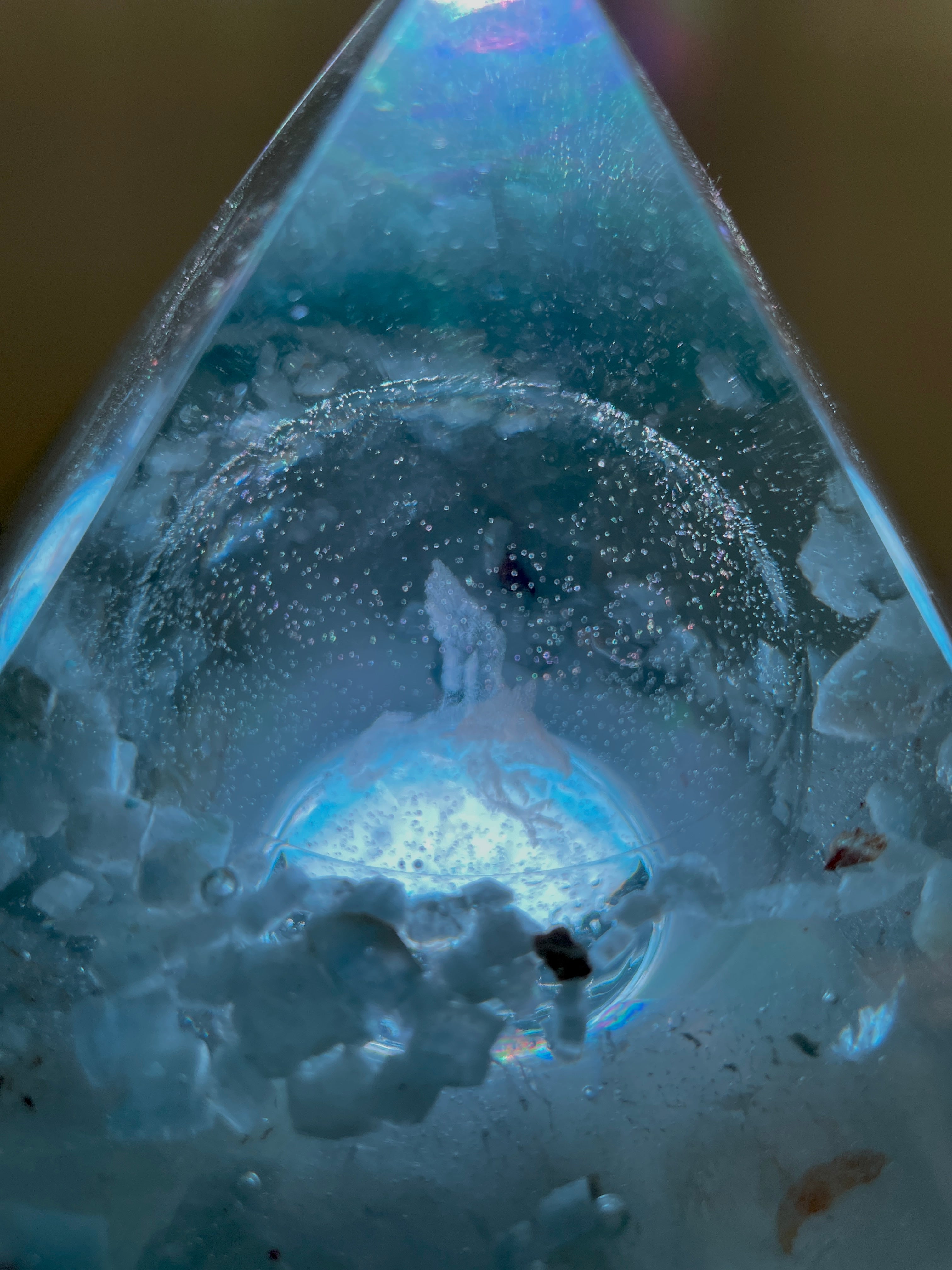 Orgonpyramide mit Blaucalcit und beleuchtetem Adler in Glaskugel
