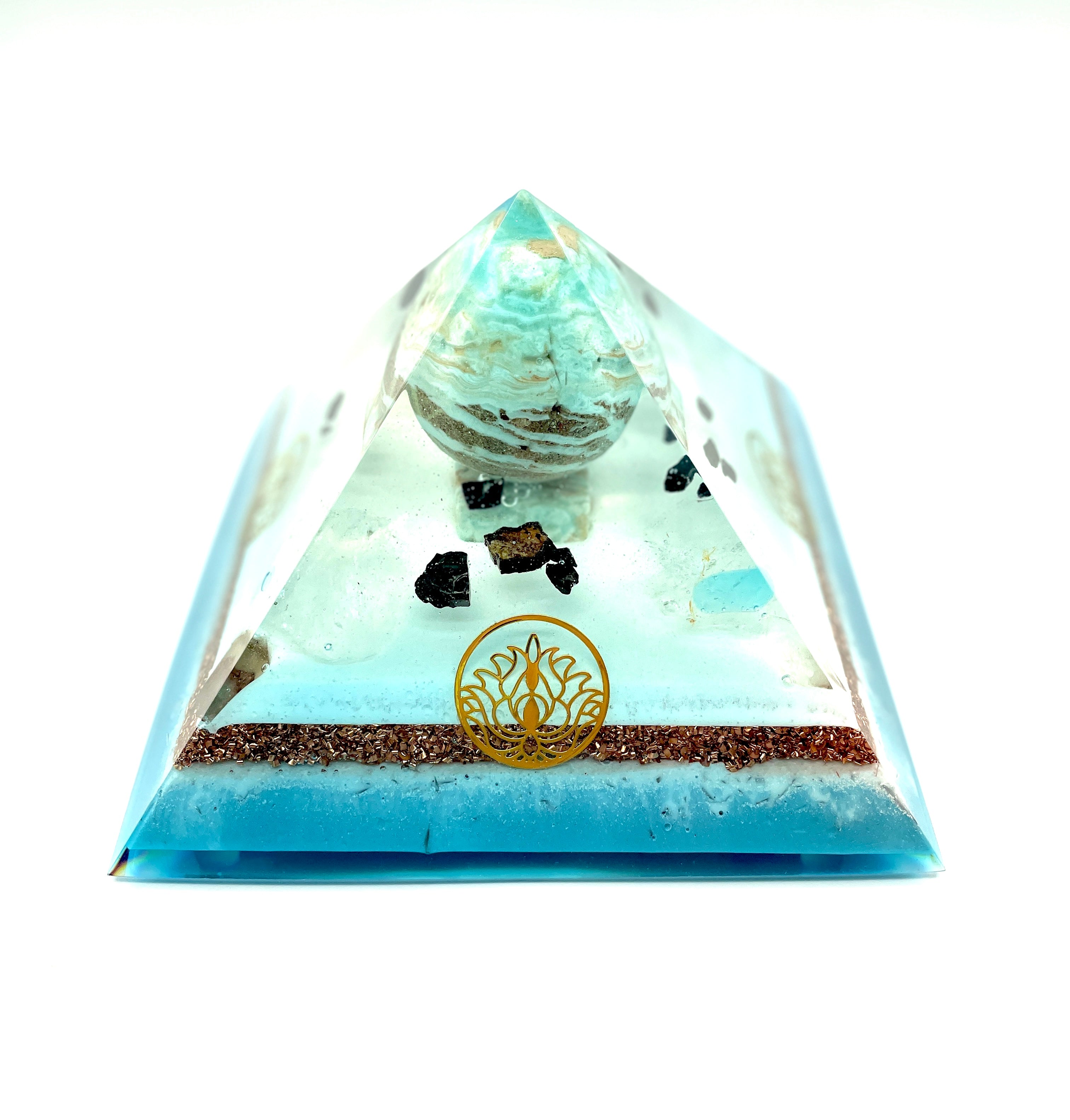 Orgonpyramide mit Karibik-Calcit Kugel und Obelsik