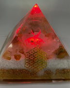 Orgonpyramide mit Honigcalcit und -beleuchtetem "Glas Adler"-