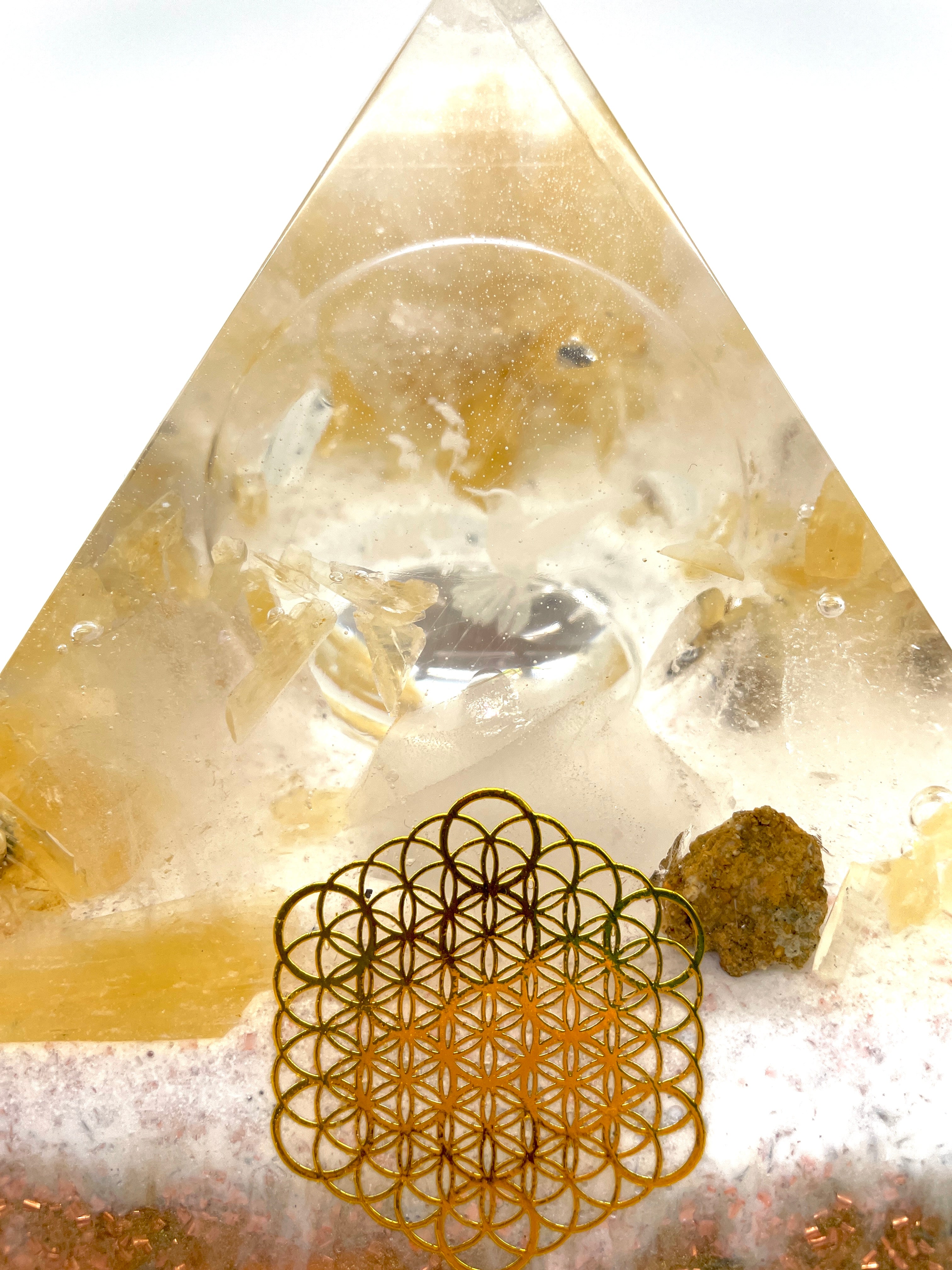 Orgonpyramide mit Honigcalcit und -beleuchteter "Friedenstaube aus Glas"-