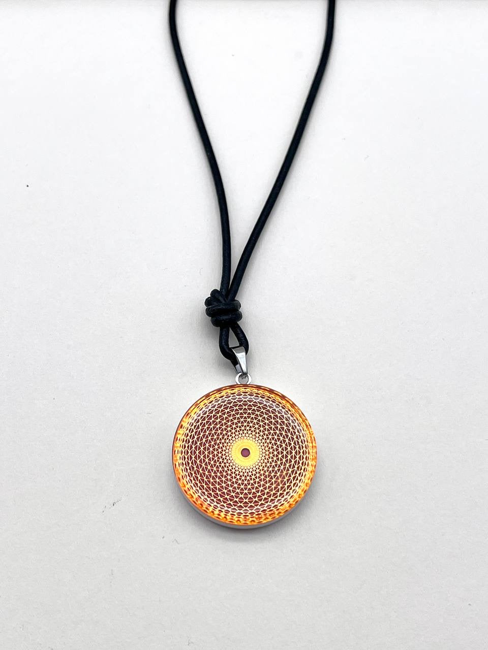 Salz Bergkristall Amulett rötlich mit "goldenem Torus"