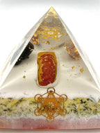 Orgonitpyramide mit Karneol