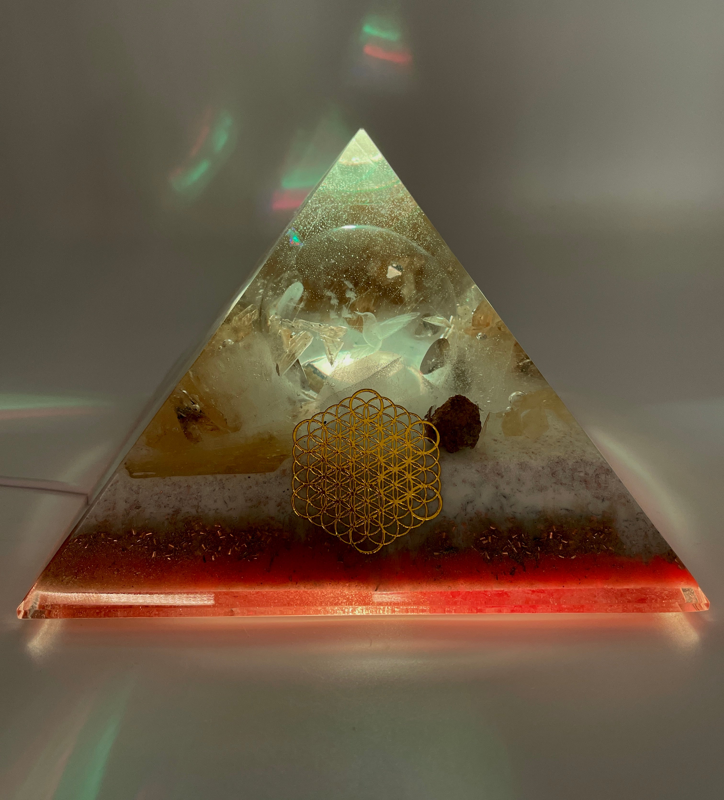 Orgonpyramide mit Honigcalcit und -beleuchteter "Friedenstaube aus Glas"-