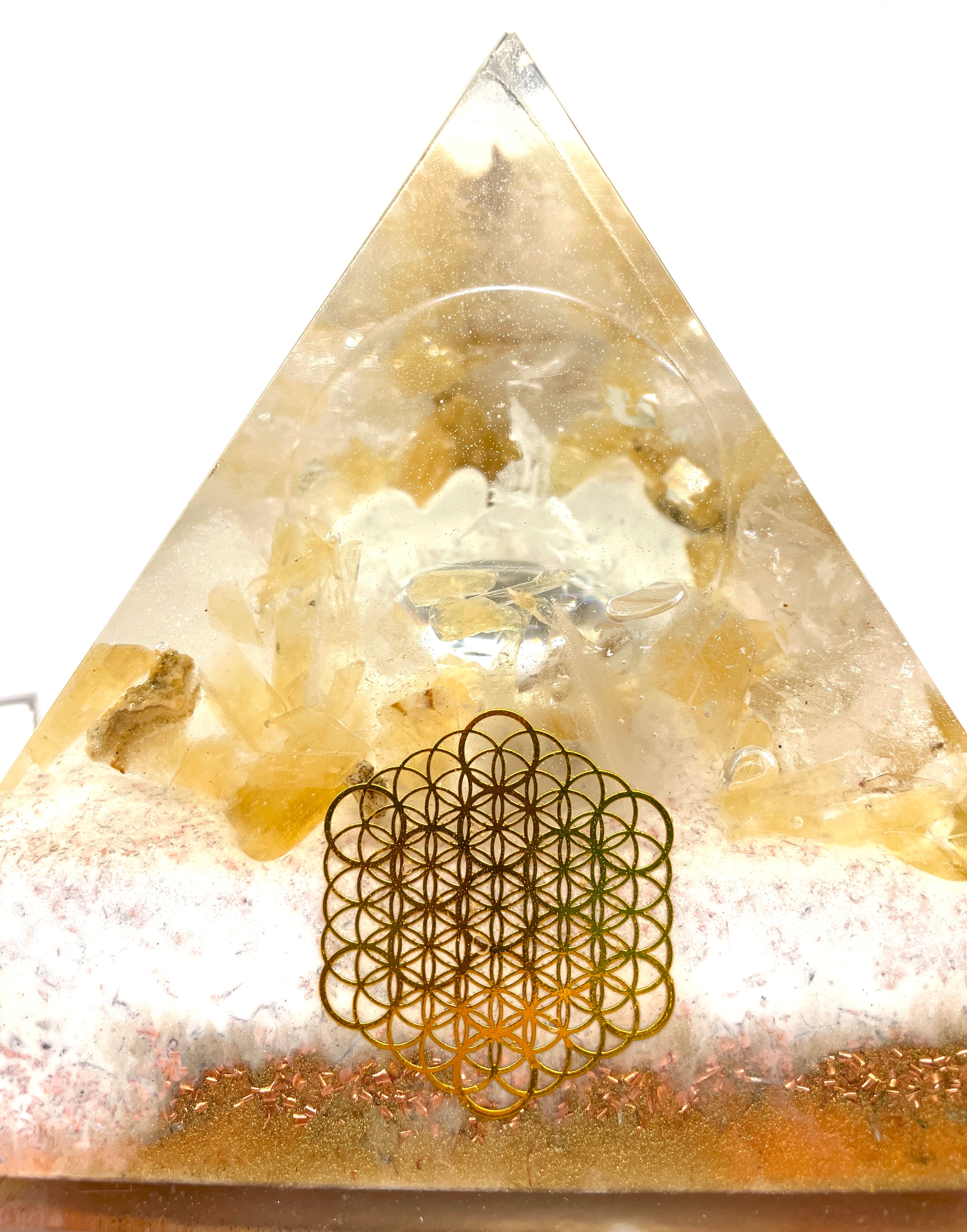 Orgonpyramide mit Honigcalcit und -beleuchtetem "Glas Adler"-