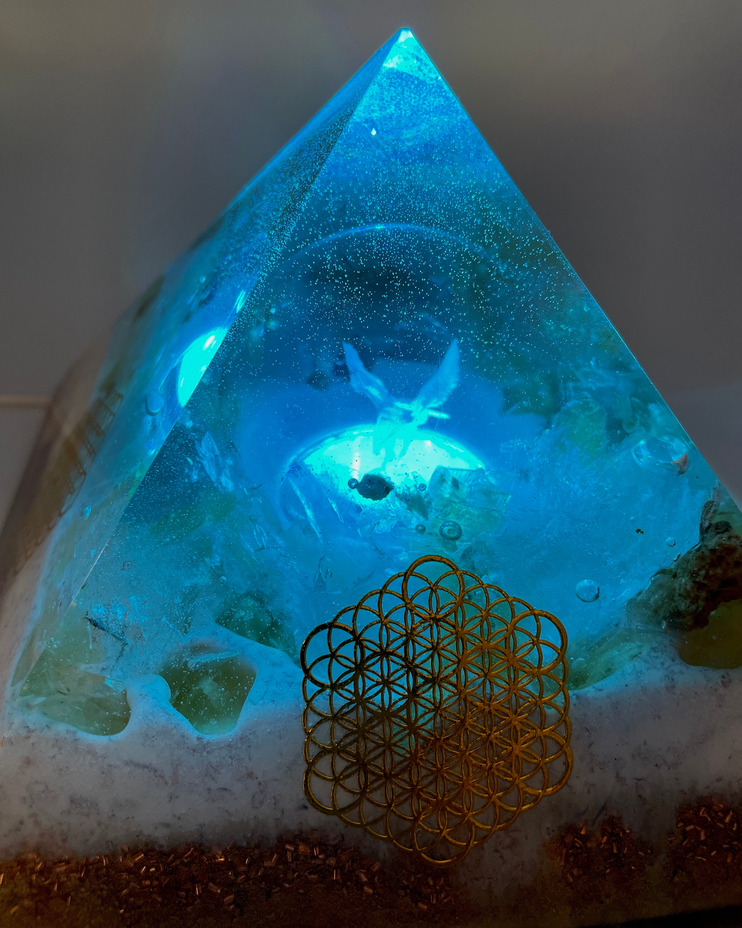 Orgonpyramide mit Honigcalcit und -beleuchtetem "Glas Adler"-