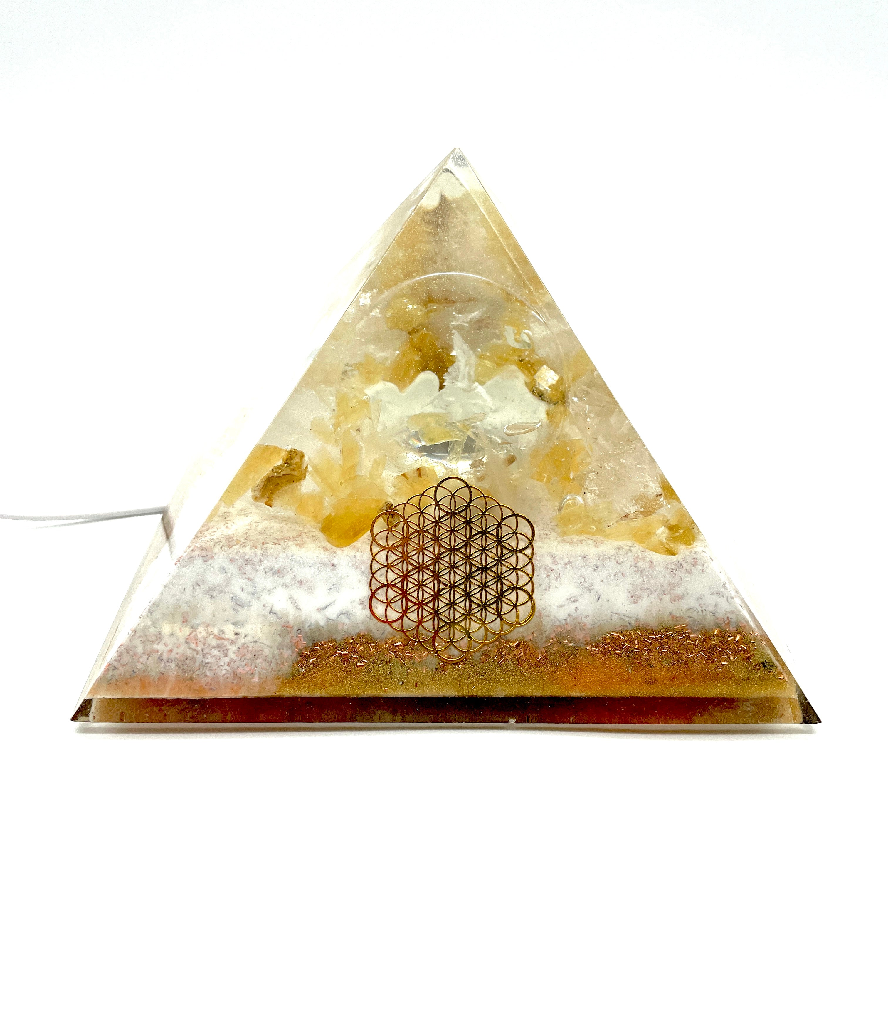 Orgonpyramide mit Honigcalcit und -beleuchtetem "Glas Adler"-