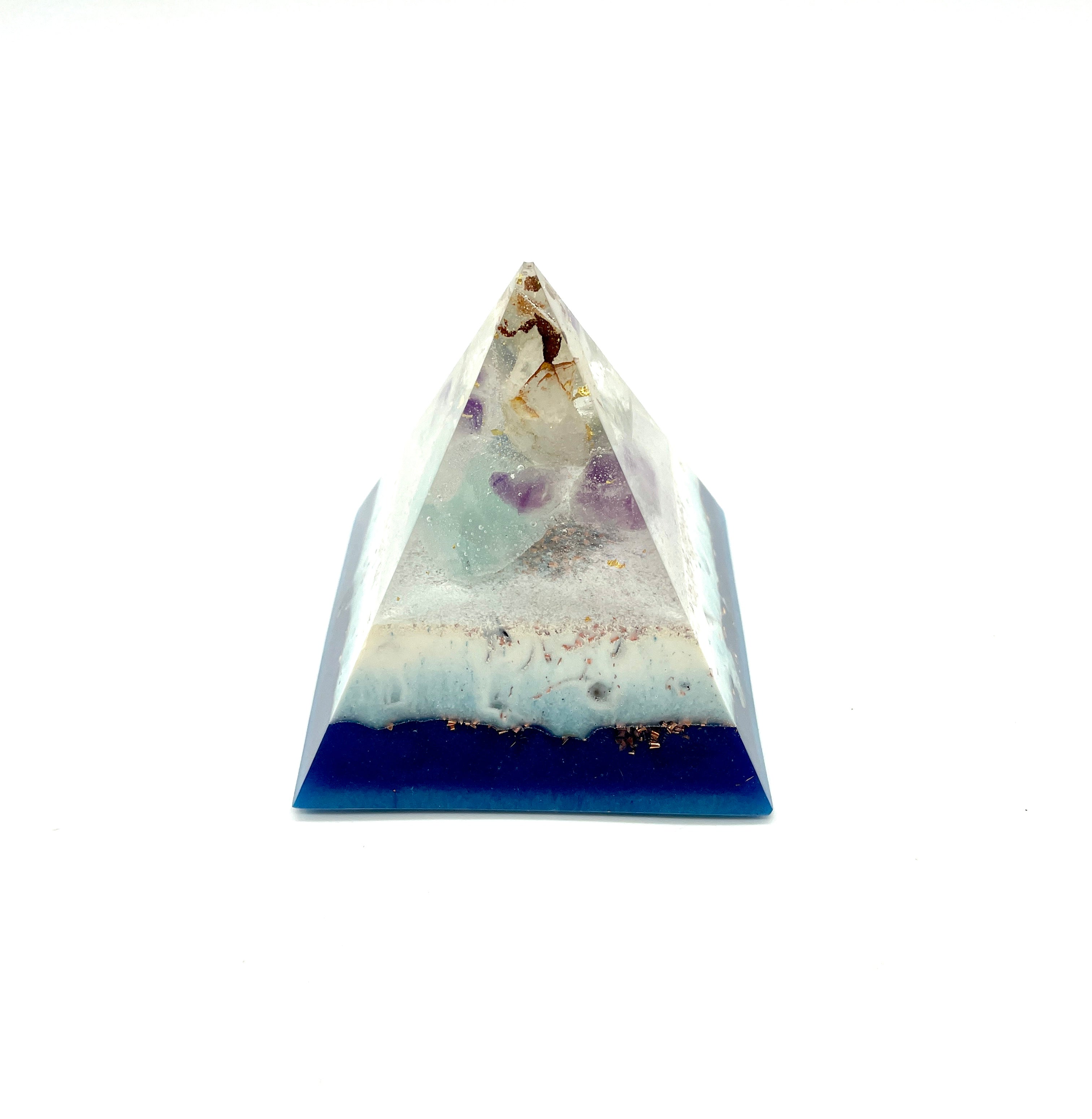 Orgonpyramide "Schwarzwaldspitze" -Fluorit / Amthyst / Bergkristall-