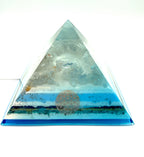 Orgonpyramide mit Blaucalcit und beleuchtetem Pegasus in Glaskugel
