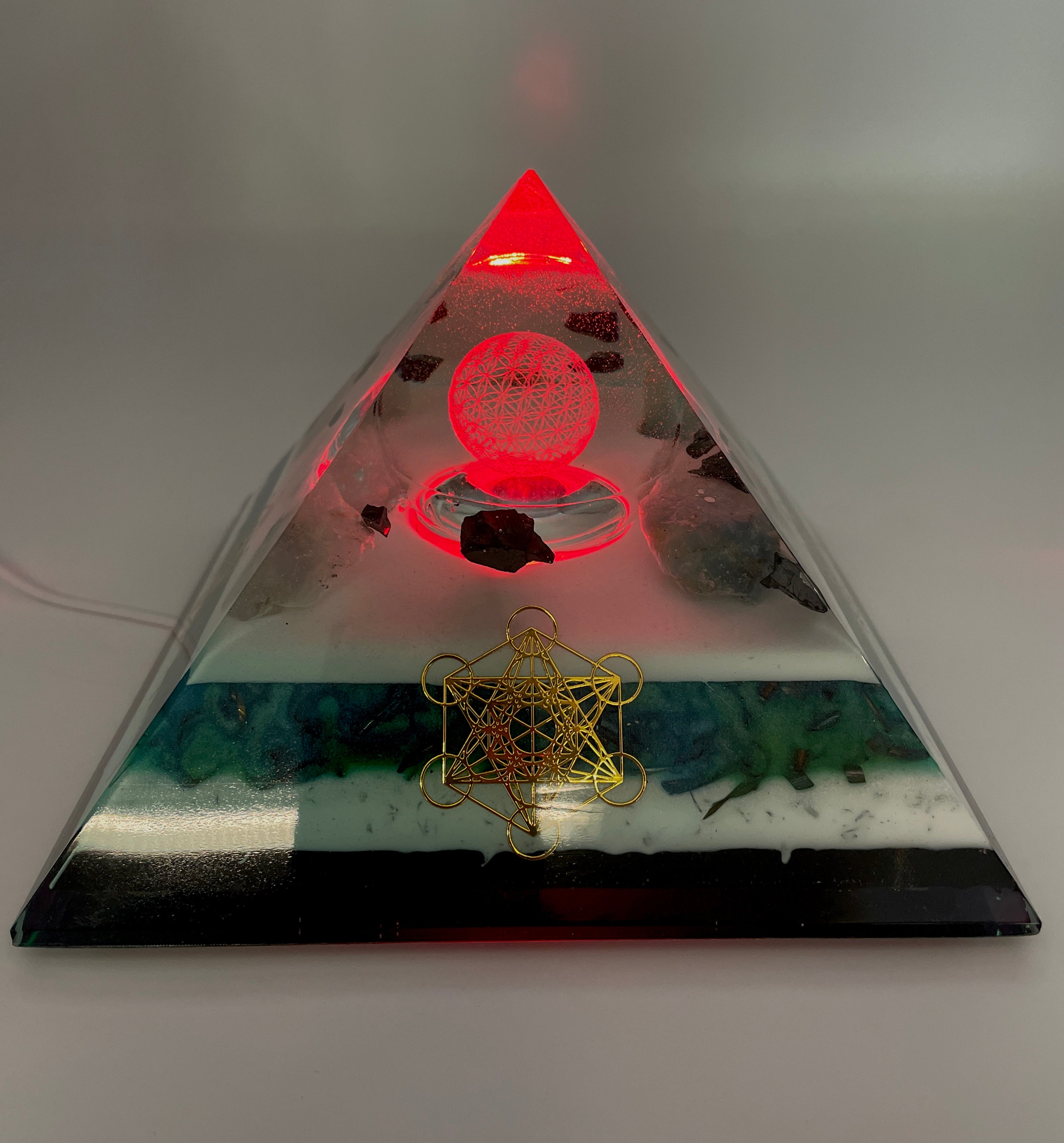 Orgonpyramide mit Schwarzwald-Fluorit und beleuchteter "Blume des Lebens"