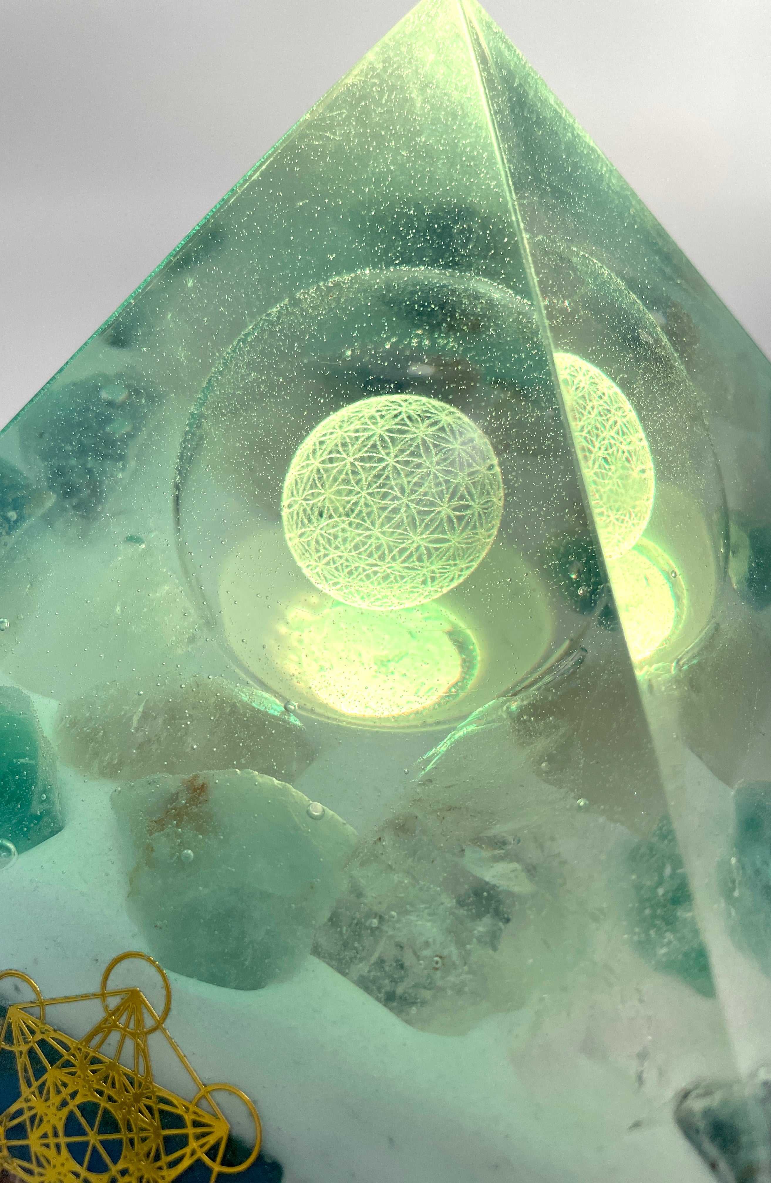 Orgonpyramide mit Fluorit und -beleuchtete "Blume des Lebens" -