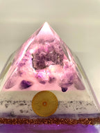 Orgonitpyramide mit Amethyst Stufe