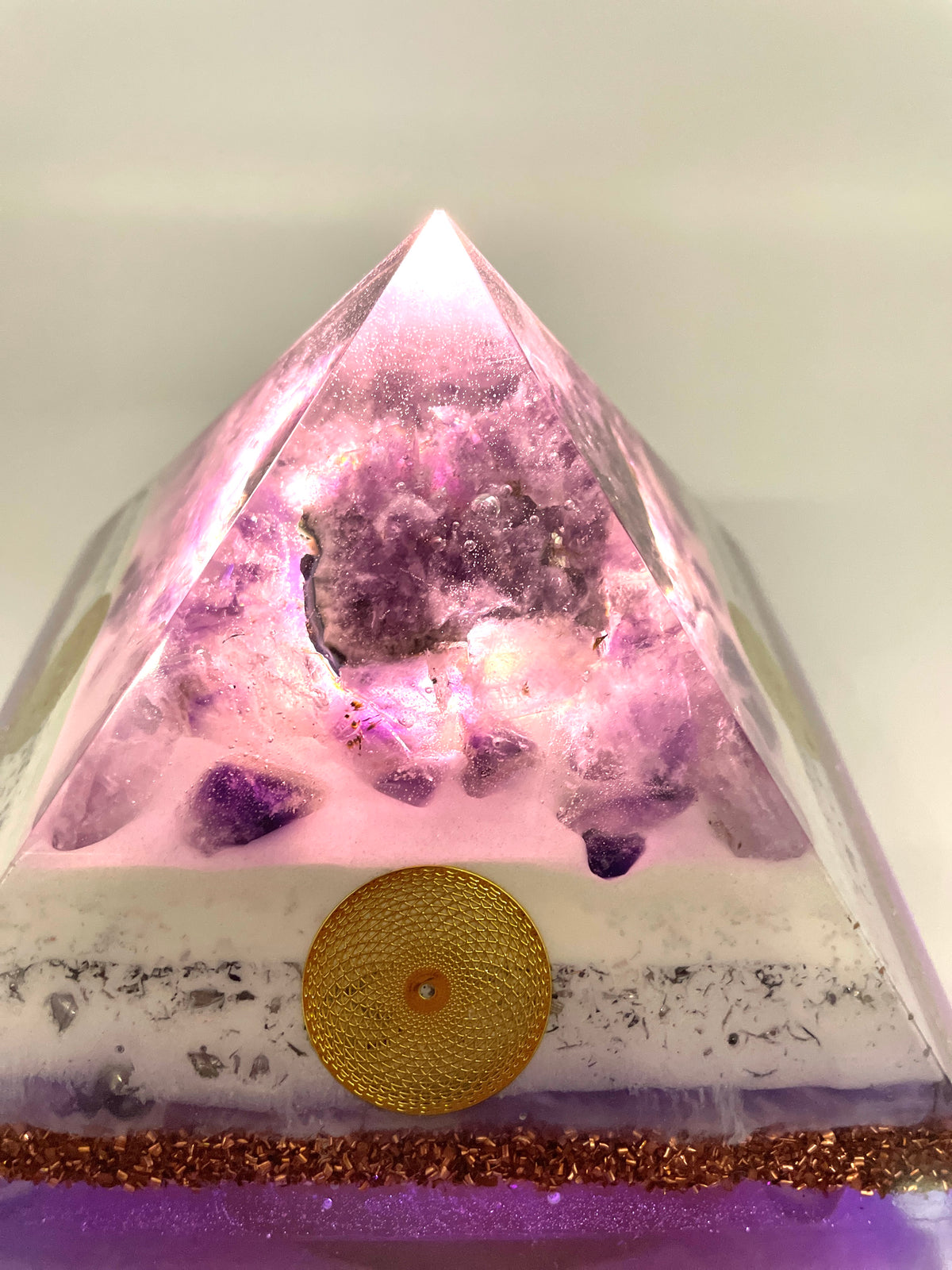 Orgonitpyramide mit Amethyst Stufe