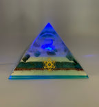 Orgonpyramide mit Fluorit und -beleuchtete "Blume des Lebens" -