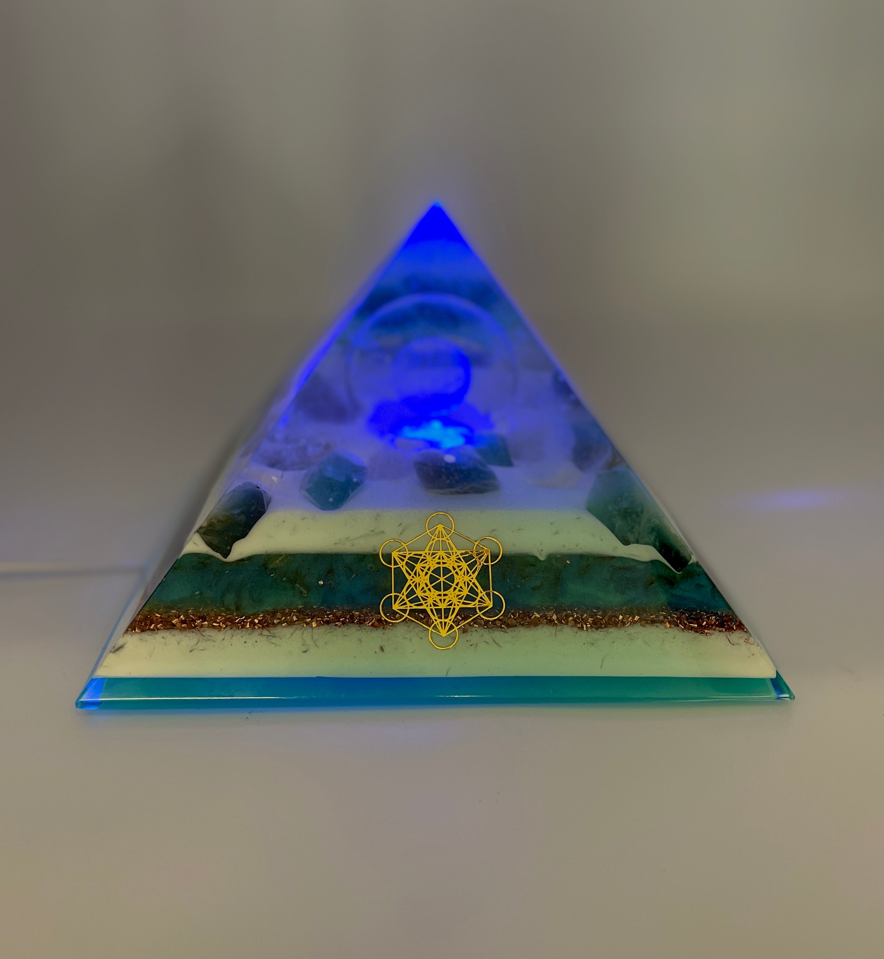 Orgonpyramide mit Fluorit und -beleuchtete "Blume des Lebens" -