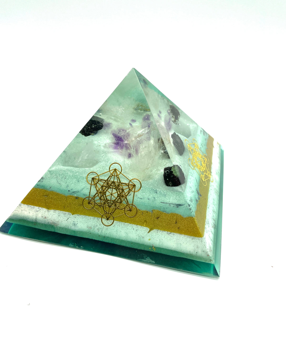 Orgonitpyramide mit Smaragd und Amethyst