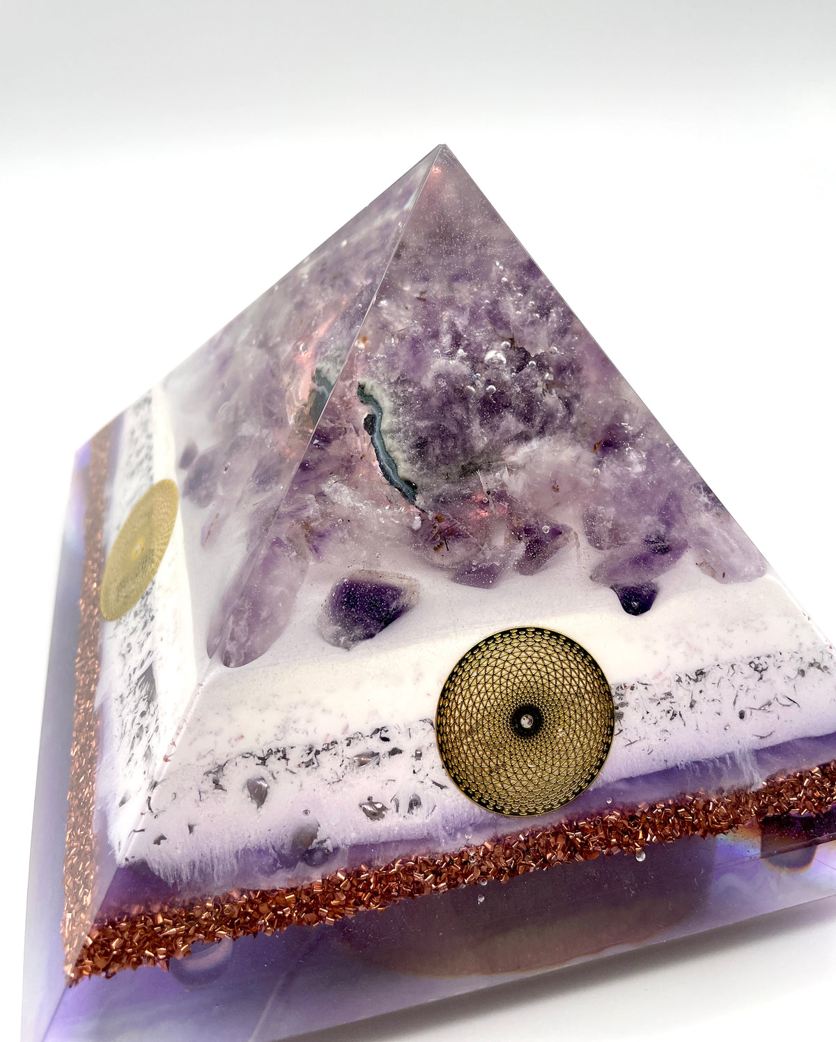 Orgonitpyramide mit Amethyst Stufe