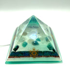 Orgonpyramide mit Fluorit und -beleuchtete "Blume des Lebens" -