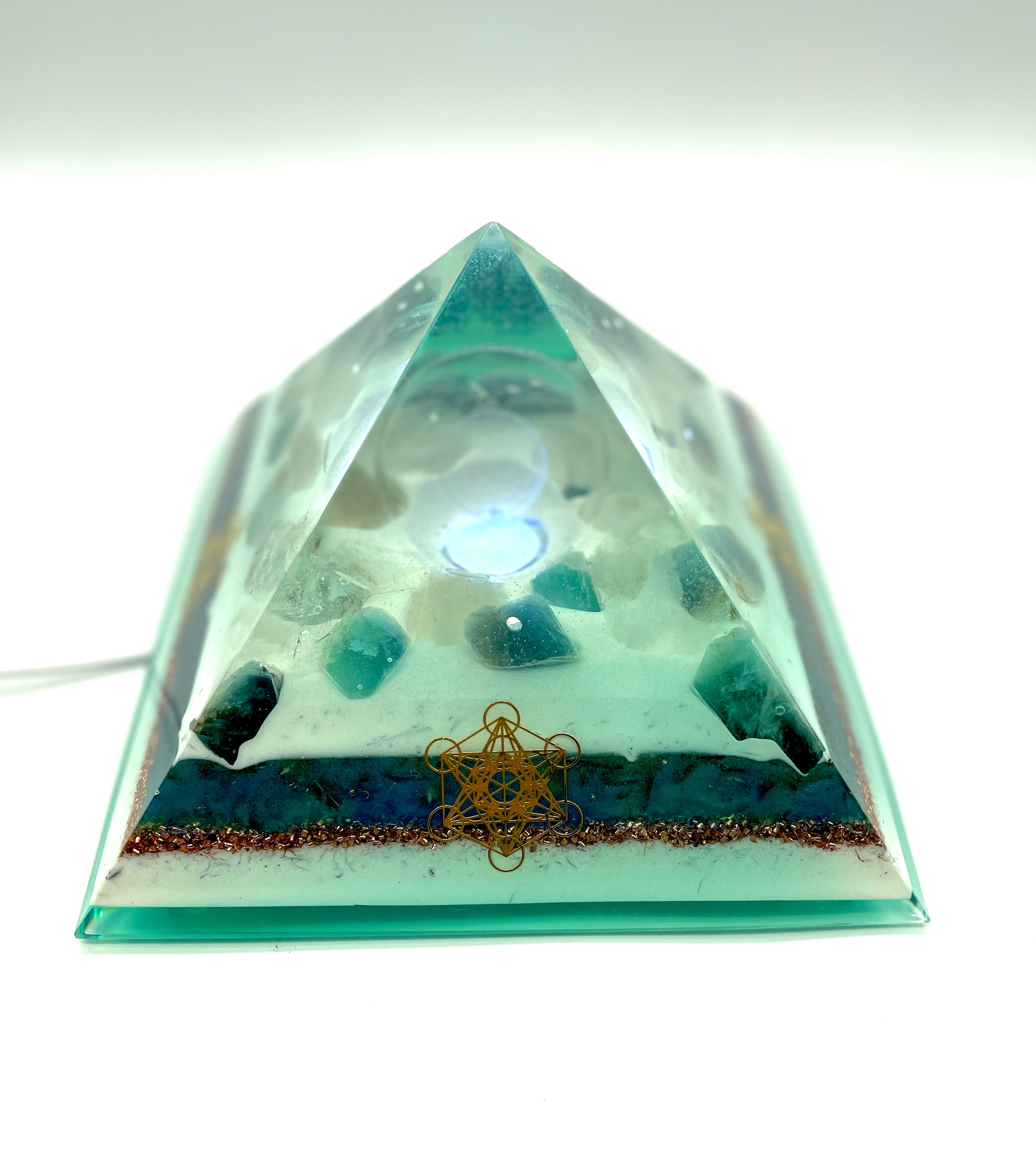 Orgonpyramide mit Fluorit und -beleuchtete "Blume des Lebens" -