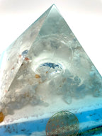 Orgonpyramide mit Blaucalcit und beleuchtetem Pegasus in Glaskugel