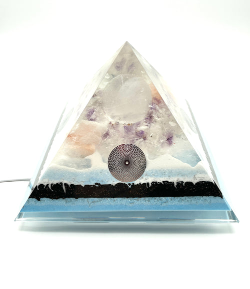 Beleuchtete Orgonpyramide mit Bergkristall - Kugel und rosa Steinsalz / besonderes Einzelstück