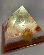 Orgonpyramide mit Honigcalcit und -beleuchtetem "Glas Adler"-