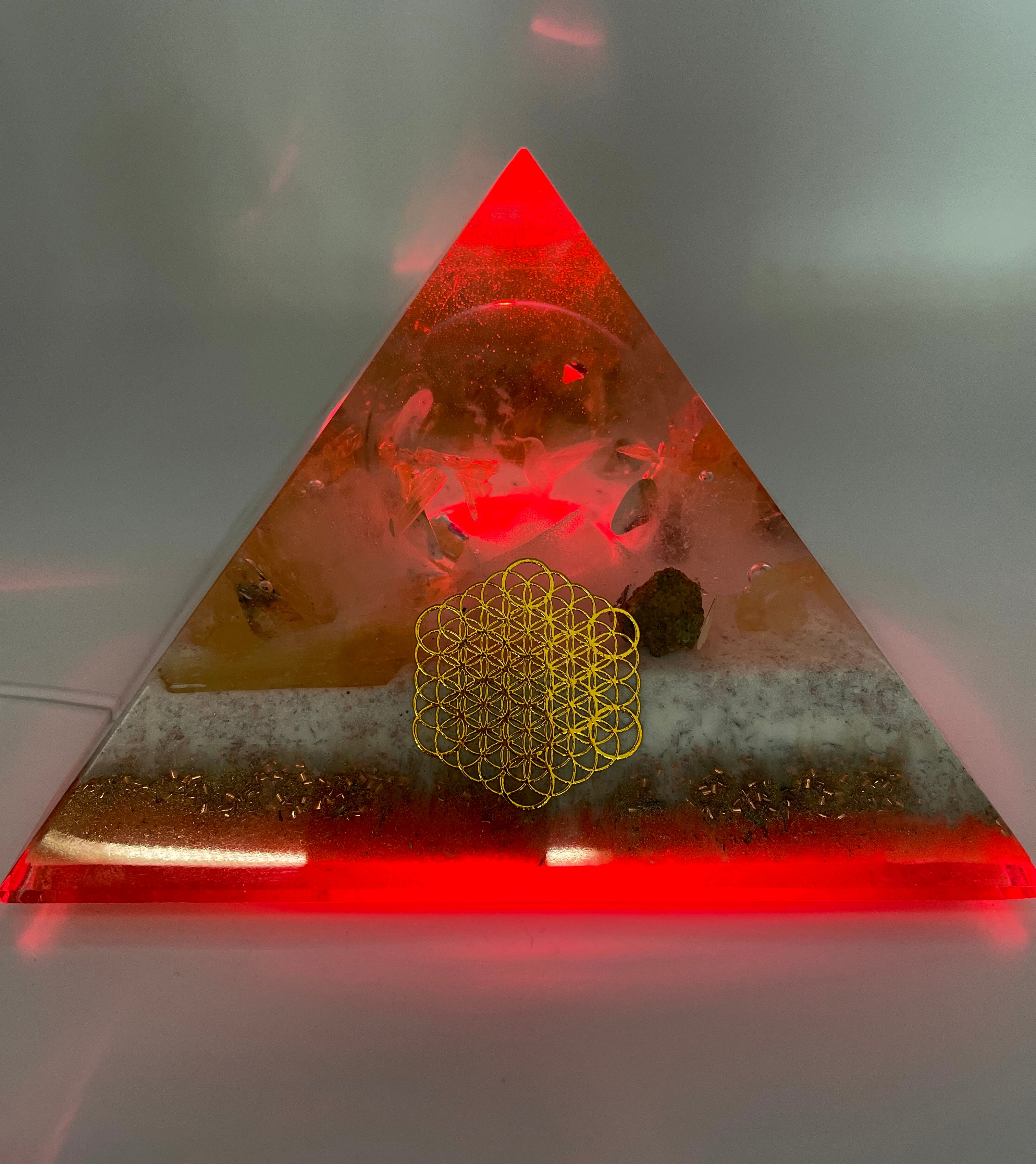 Orgonpyramide mit Honigcalcit und -beleuchteter "Friedenstaube aus Glas"-
