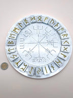 Orgonplatte -weiß- mit Runenalphabet im Außenkreis